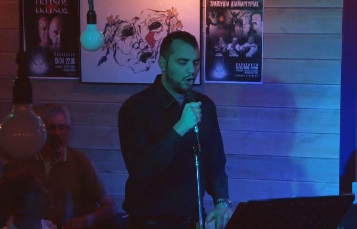 Ο Αλέκος Κοσσένας τραγουδάει Της ξενιτιάς